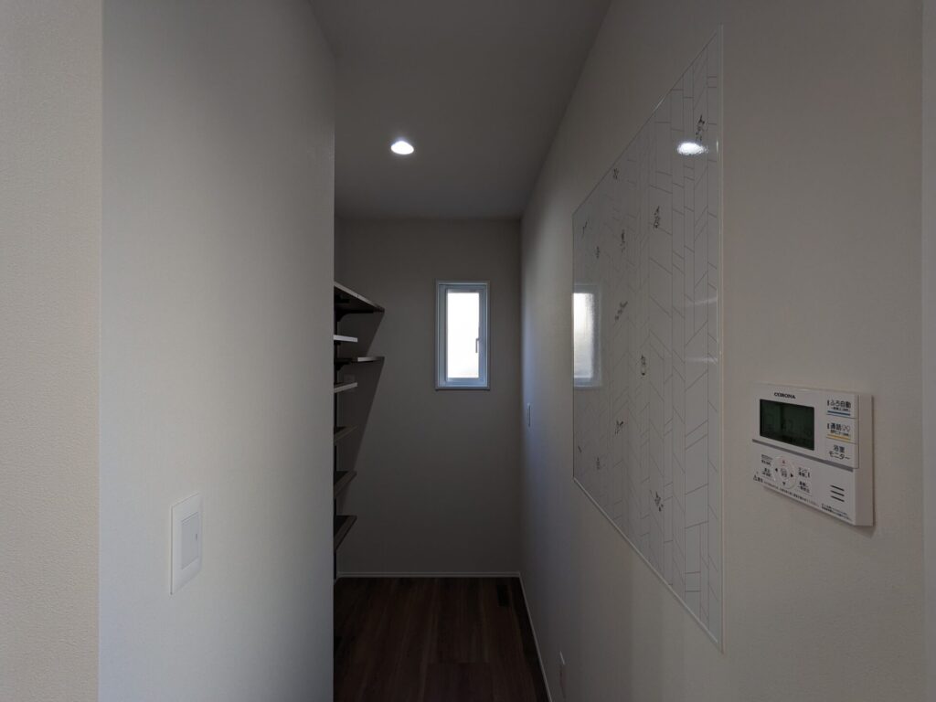 冷凍庫も置ける広いパントリー。ムーミン柄のキッチンパネルが可愛らしい。