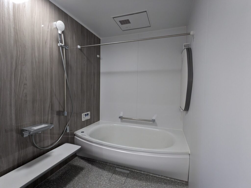 1.25坪のバスルームは一般的なお風呂より洗い場が広くバリアフリー。