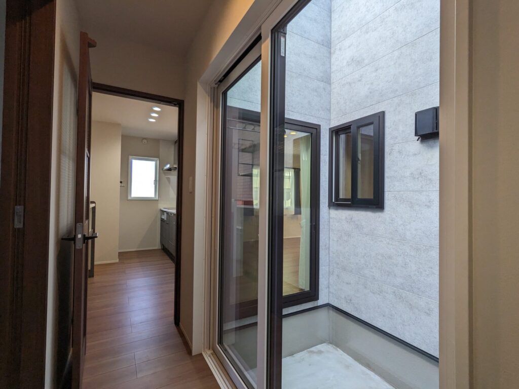 キッチン横には3帖ほどの中庭スペース。