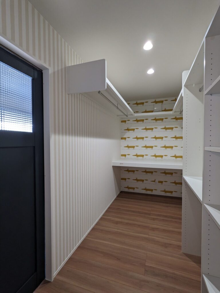 可愛いクロスを使用したクローゼットは主寝室と廊下から出入りできるウォークスルー型。