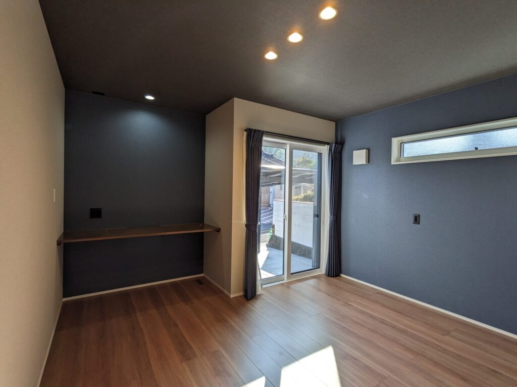 主寝室はネイビーカラーで落ち着く雰囲気。