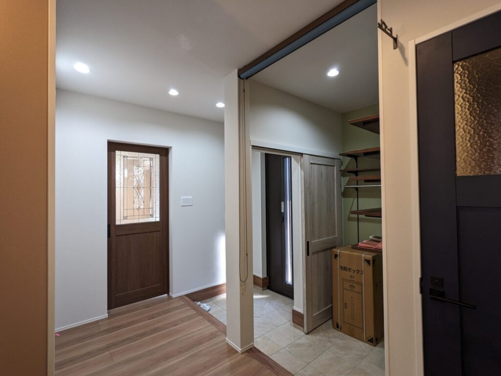 ウォークスルー型の広いシューズクロークはロールスクリーンで開閉でき、来客時は隠せる仕様になっています。