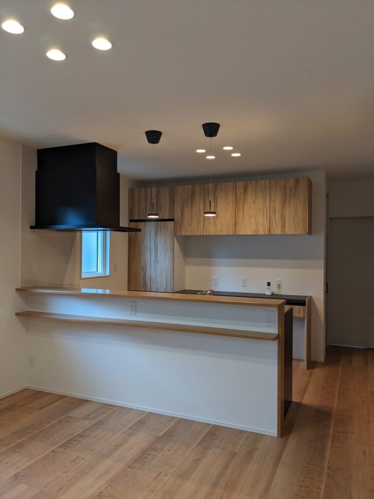 木とブラックでコーディネータされたカフェテイストのキッチン。