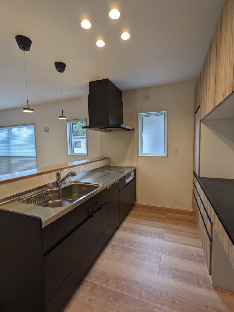 キッチンはクリナップのステディア、背面収納はラクエラを採用。