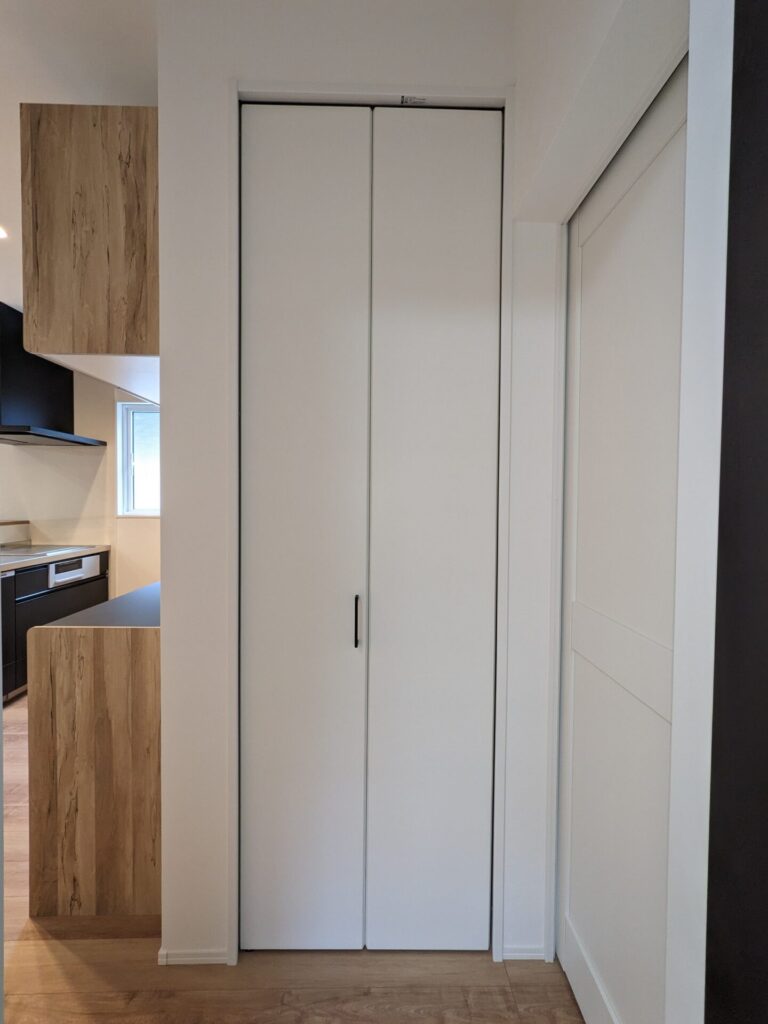 キッチン裏には小さいパントリーもあります。