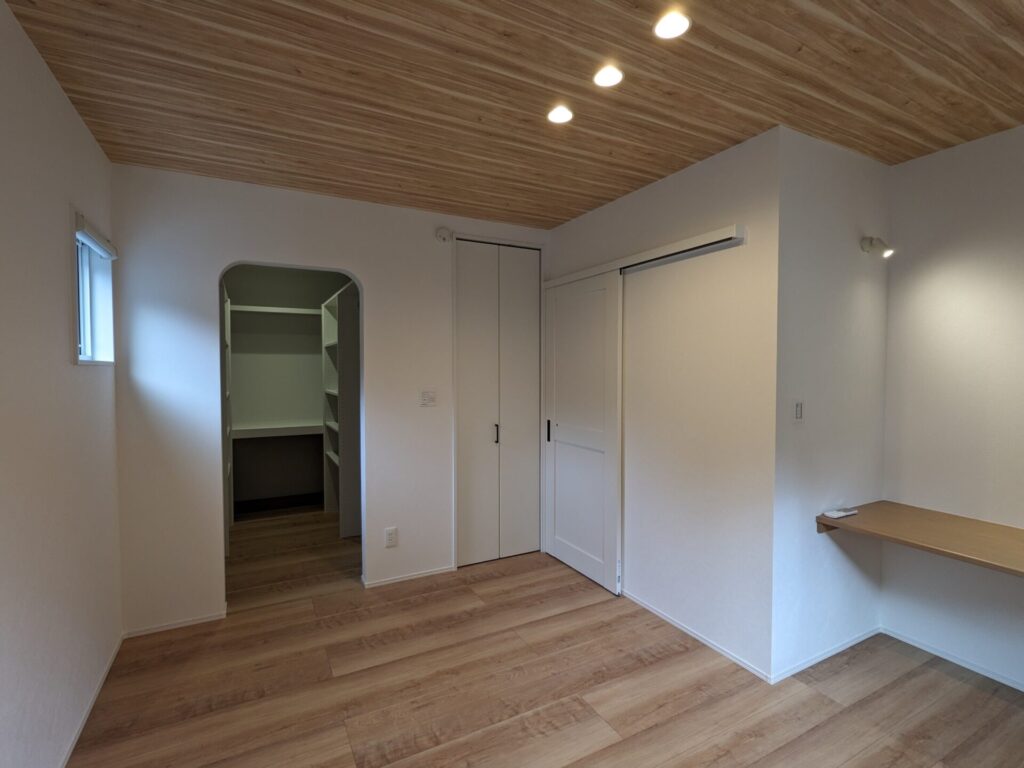 主寝室のWIC入口も可愛いアーチ型になっています。